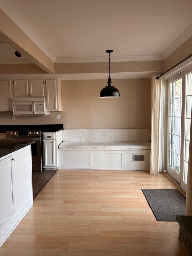 Breakfast Nook - 58 Woodside Dr