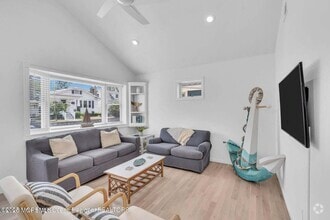 Building Photo - 638 Redmond Ave