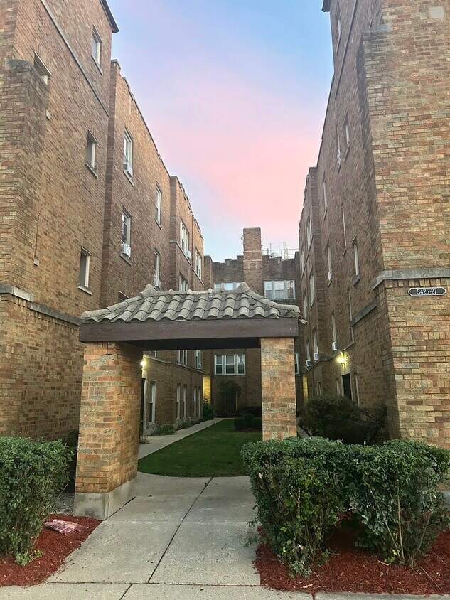 Foto del edificio - 5427 W Montrose Ave