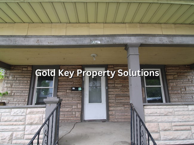 Building Photo - Attractive 2 BR 1 BA House with Central Air and Huge Front Porch (SECTION 8 APPROVED)