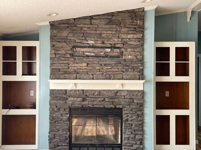 Building Photo - Three bedroom/2 Bath close to downtown Pra...