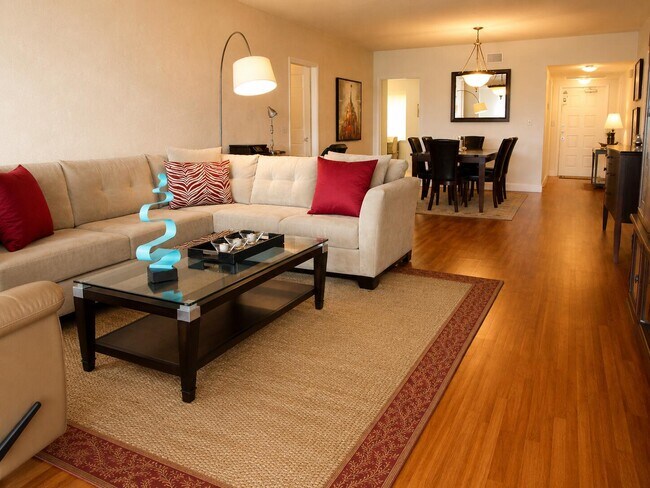 Foto del edificio - 804 Cypress Blvd