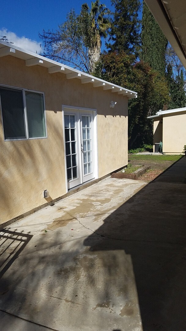 Foto del edificio - Tarzana- High End Compact Side House Studio / UTILITIES INCLUDED!