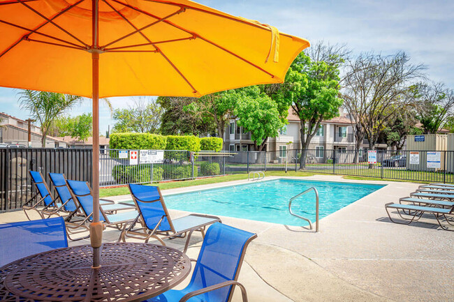 Mesas para comer junto a la piscina - River Oaks Apartments & Townhomes