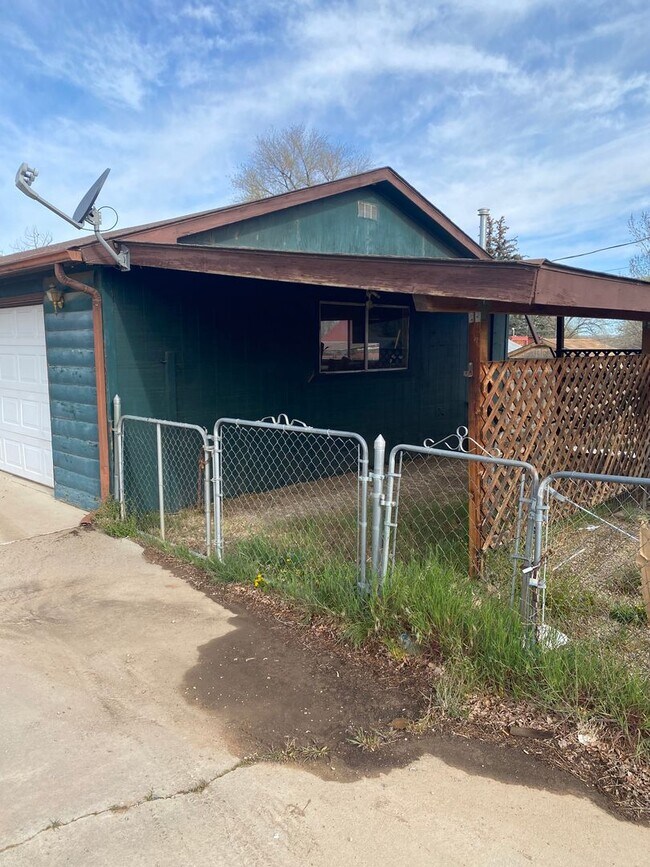 Foto del edificio - Large corner lot with garage