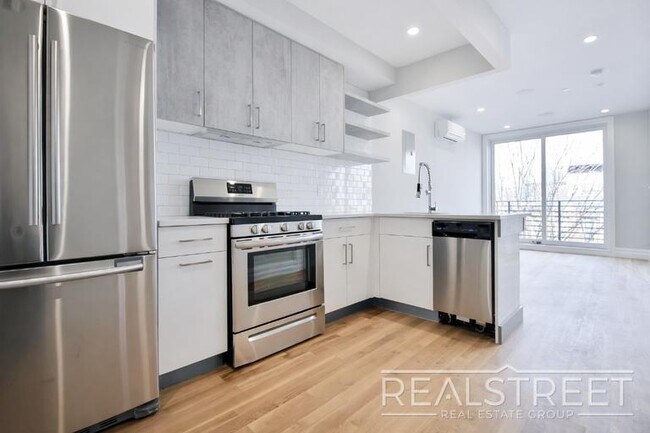 Foto del edificio - Stunning New 1 Bed in Bed Stuy Condo building