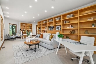 Building Photo - 1100 Bayhills Dr