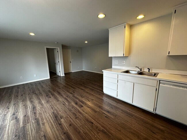 Foto del edificio - Very Spacious 1 Bedroom Upstairs Unit With A Private Deck