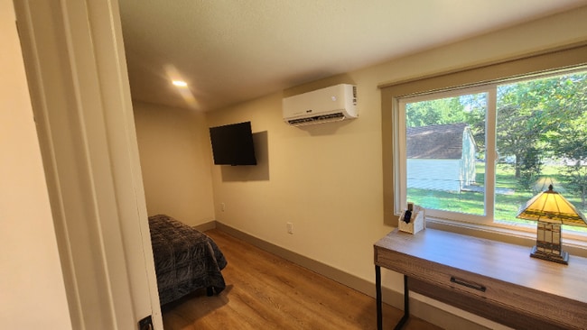 Building Photo - 1704 S Forest Dr