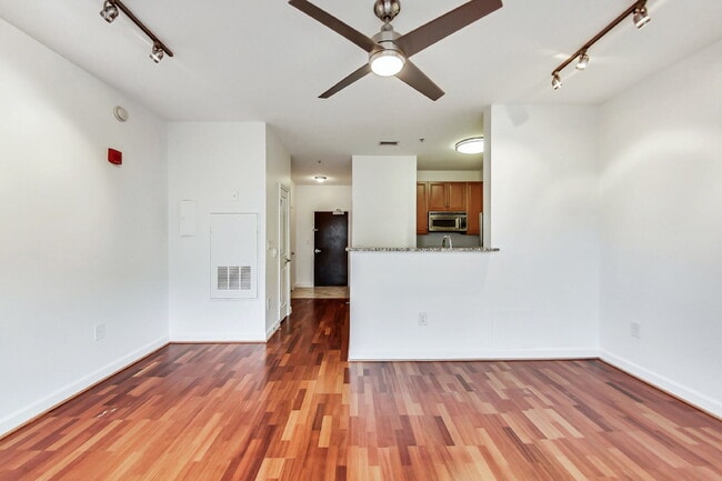 Building Photo - Sunny top-floor studio!