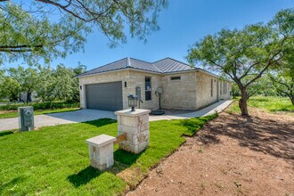 Building Photo - 3217 Douglas Dr