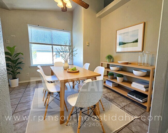 Foto del edificio - Spacious & Updated 2 Bedroom, 2 Bathroom Twin Home in Ammon with Garage, Fenced Backyard, and Hoo...