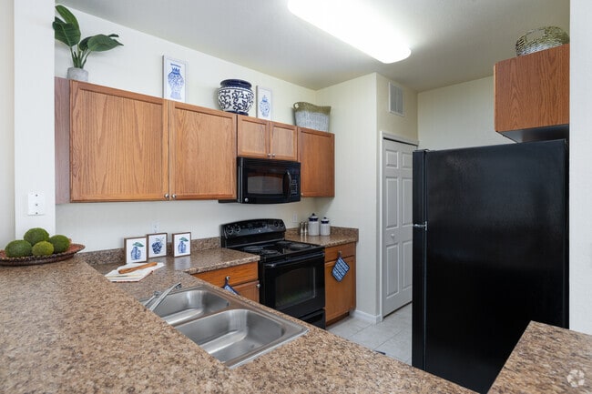 2BR, 2BA - 950SF - Kitchen - Hammock Oaks