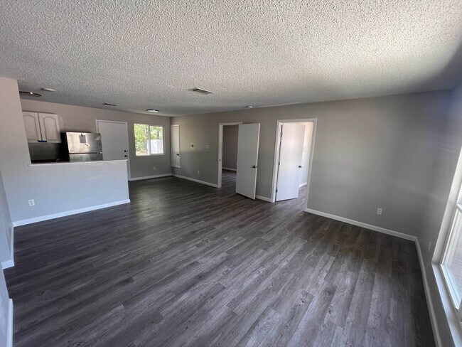 Foto del edificio - Spacious 5-Bedroom Home in a Great Neighborhood!