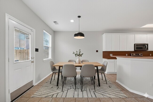 Foto del edificio - 16623 Newglen Ln