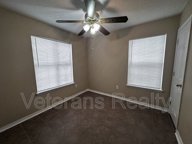 Foto del edificio - 13425 Warren Dr