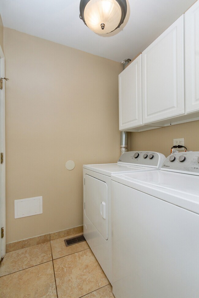 Building Photo - 309 S Knollwood Dr