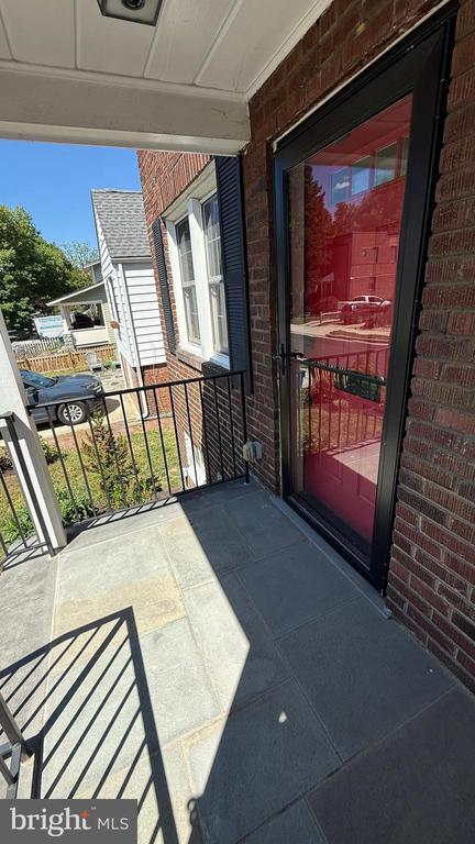 Building Photo - 122 E Maple St