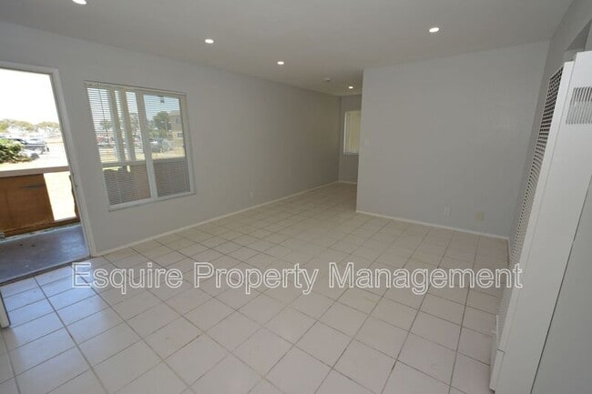Building Photo - 950 W Cedar Ct