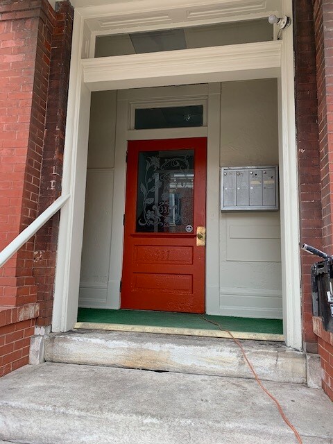 Common entrance - 331 Penn St