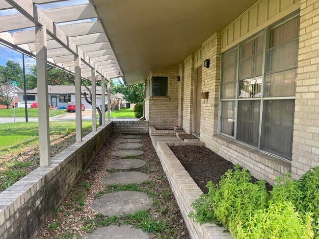 Building Photo - Light, bright, & Move- In ready with ultimate flexibility!