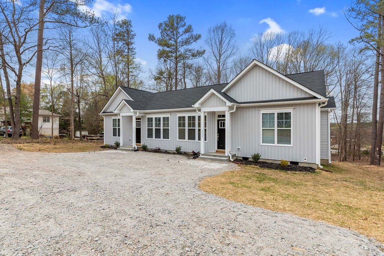 Foto principal - MUST SEE! 2 Bed / 2 Bath End Unit in Raleigh