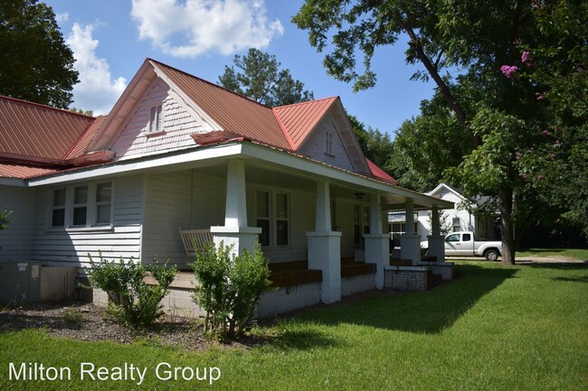 Building Photo - 4 br, 3 bath House - 475 Main St.