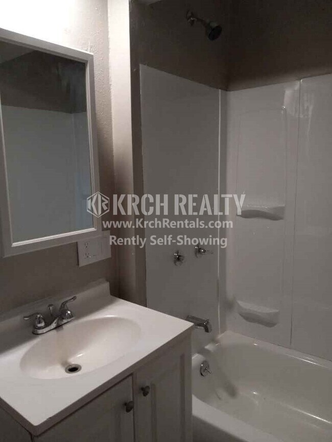 Foto del edificio - Newly Remodeled 3 BD 1 BTH, and New Flooring