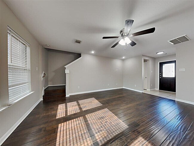 Foto del edificio - 8110 Stagewood Dr