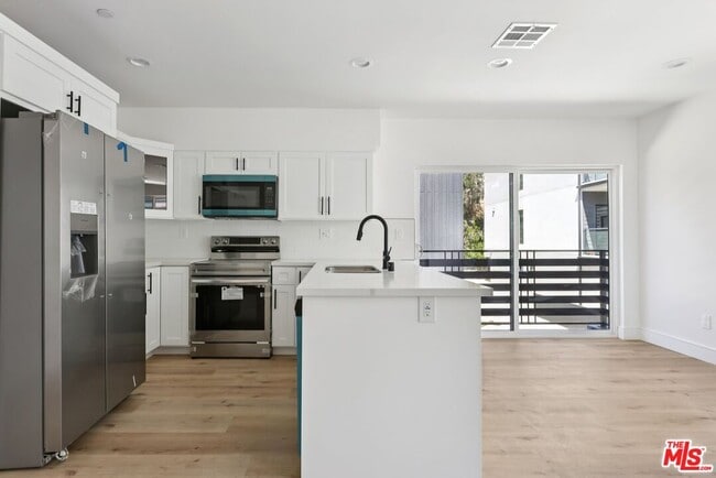 Building Photo - 2111 Holly Dr