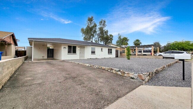 Foto del edificio - 1216 E Desert Park Ln