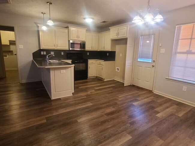 Building Photo - 3 Bed 2 Bath