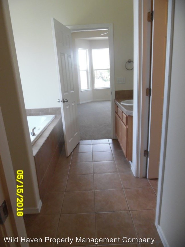 Building Photo - 3 br, 2.5 bath House - 325 NW Cypress