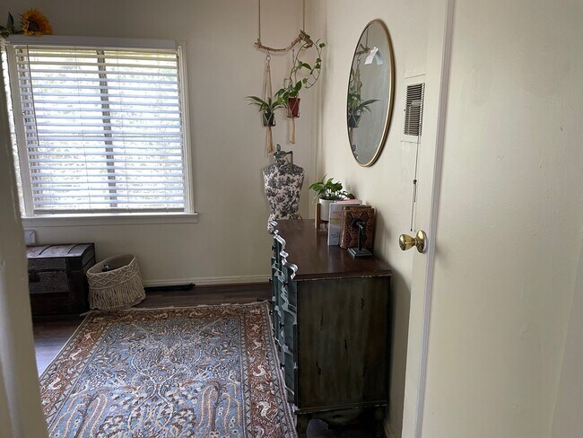 Foto del edificio - 1527 N Hobart Blvd