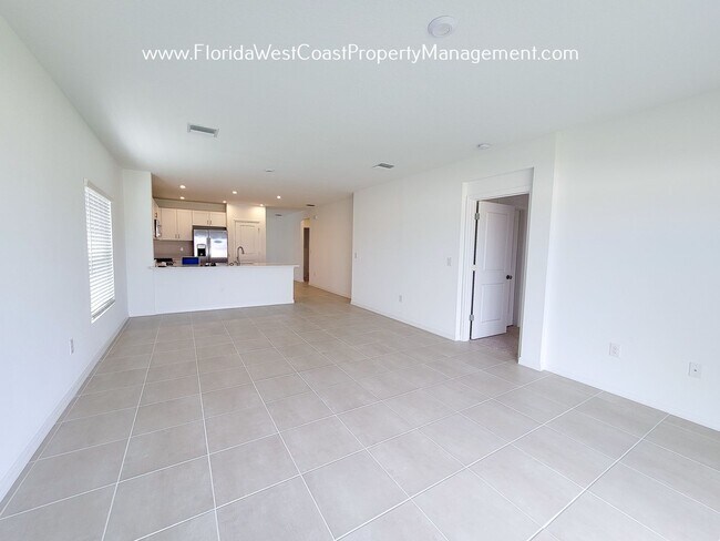 Foto del edificio - SPACIOUS 3 BEDROOM/ 2 BATH PLUS FLEX SPACE...