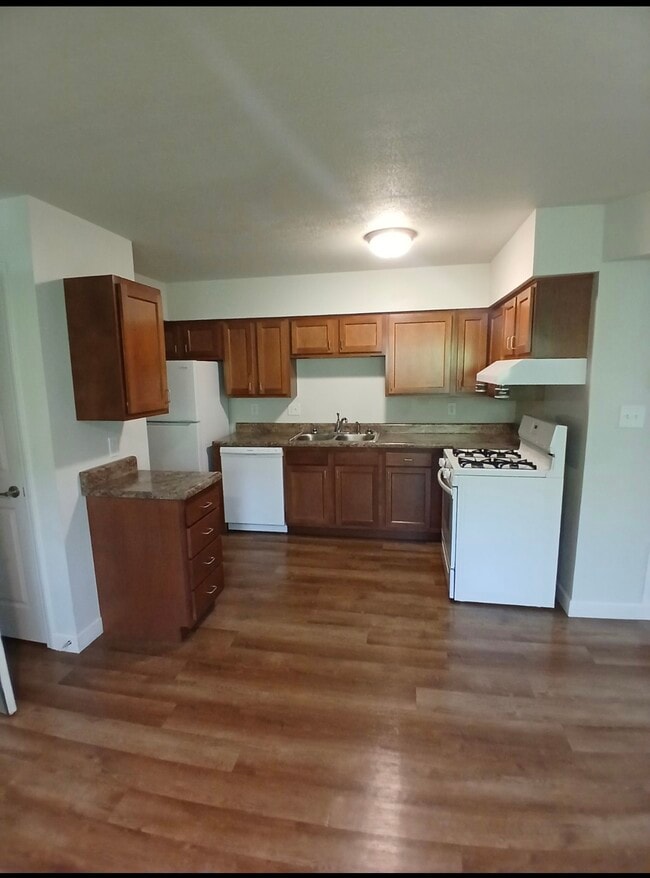 Building Photo - Deer Forest Apartments
