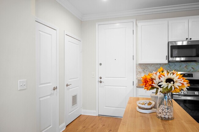 Building Photo - 6938 Laurel Canyon Blvd