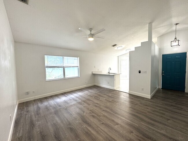 Foto del edificio - 2321 S Brown Ave