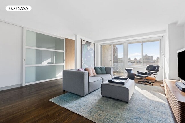 Building Photo - 142 E 16th St