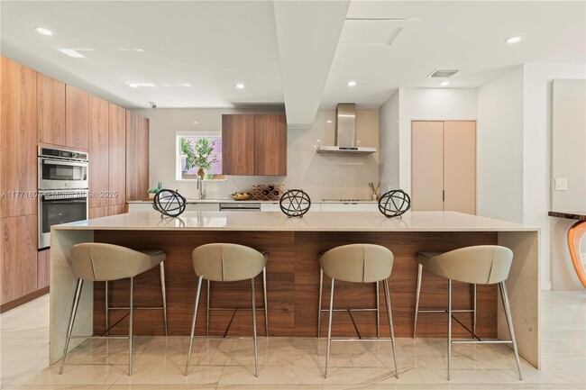 Foto del edificio - 221 NE 44th St