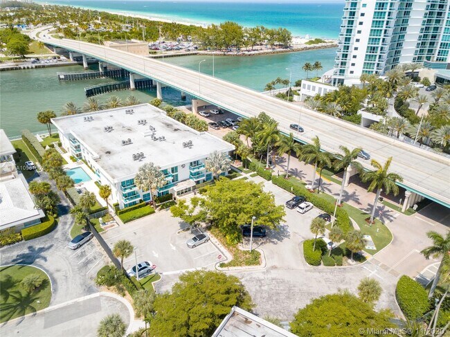 Building Photo - 290 Bal Bay Dr