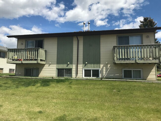 Photo du bâtiment - 3 Bed 1 Bath Unit in Red Deer, AB
