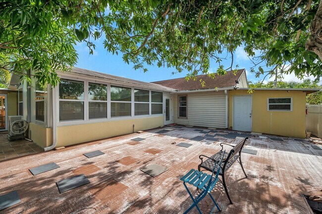 Foto del edificio - Secluded Clearwater Charmer on Cul - De - ...