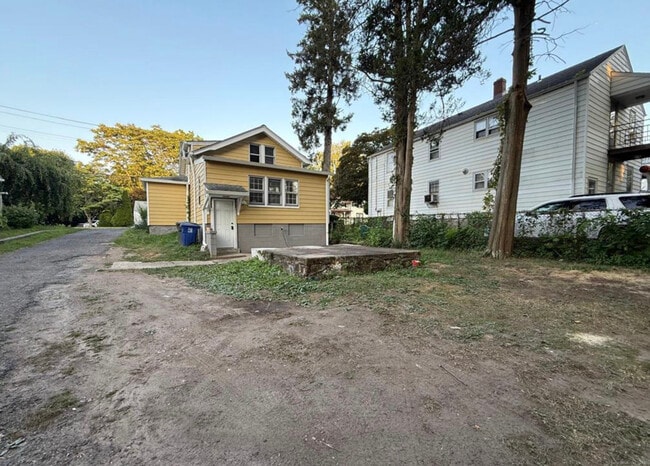 Building Photo - 863 Briarwood Ave