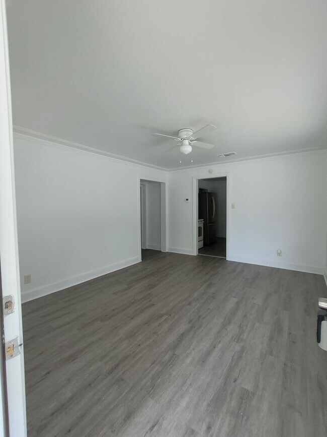 Building Photo - 4 BR 2BA