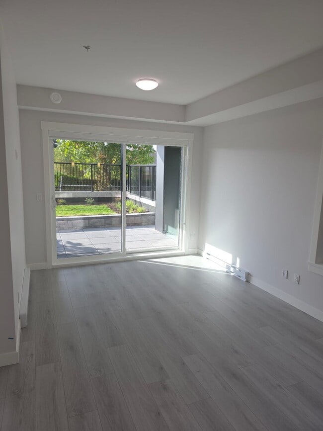 Building Photo - 33886 Pine St