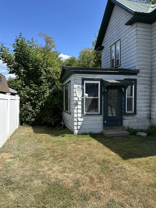 Building Photo - 440 Main St