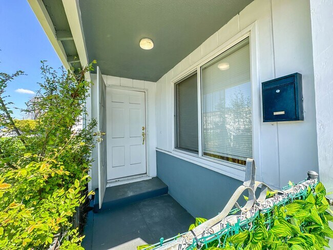Building Photo - 2 Bedroom Home For Rent in North Hollywood!