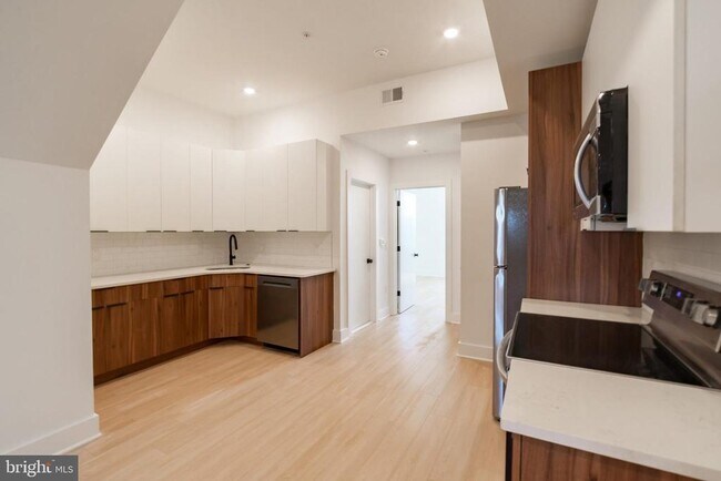 Building Photo - 4408 Lancaster Ave