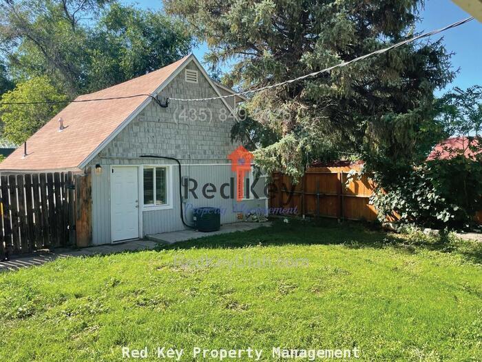 Building Photo - 3rd St Triplex Unit B